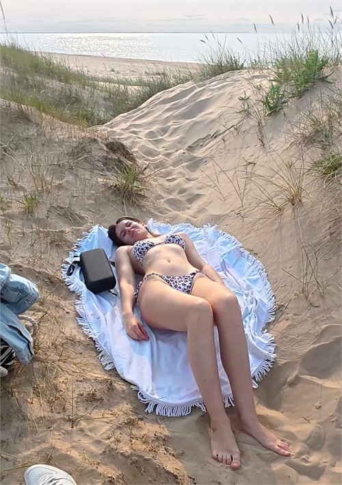 [18+] Sucking Off My Friend at the Public Beach and Taking Cumshot